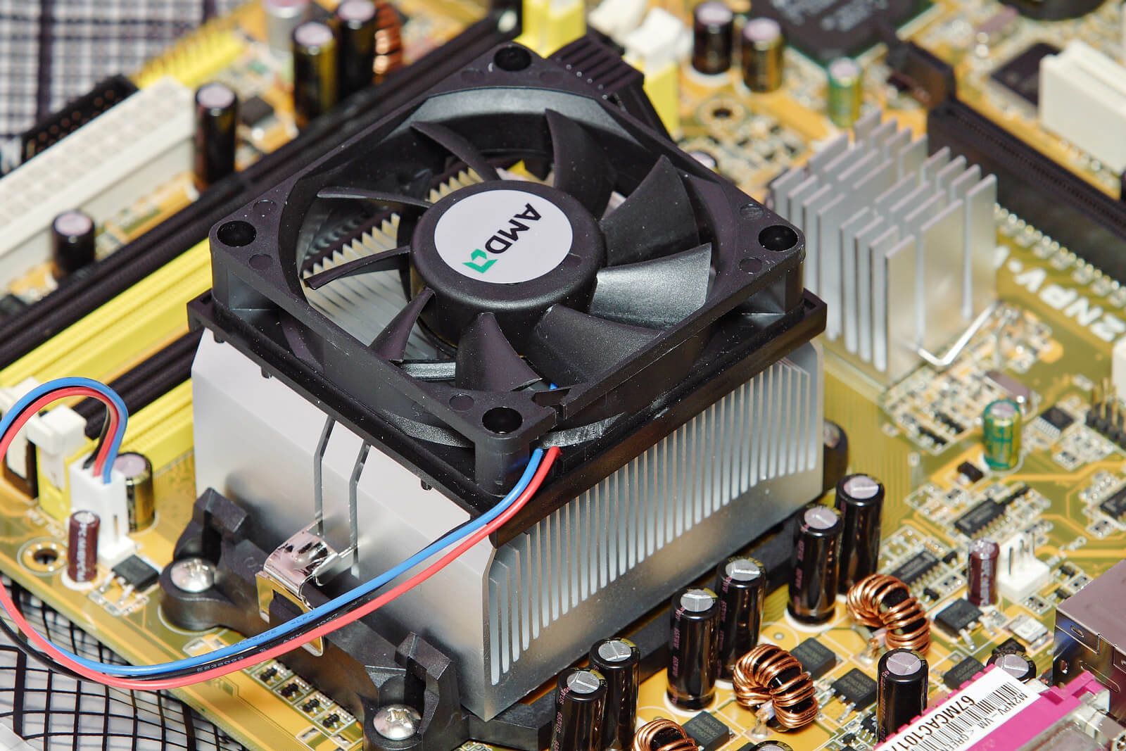 فن و Heat Sink سی پی یو، این بخش بر روی CPU قرار میگیرد و وظیفه آن خنک کردن و کاهش گرمای سی پی یو در حین کار است .