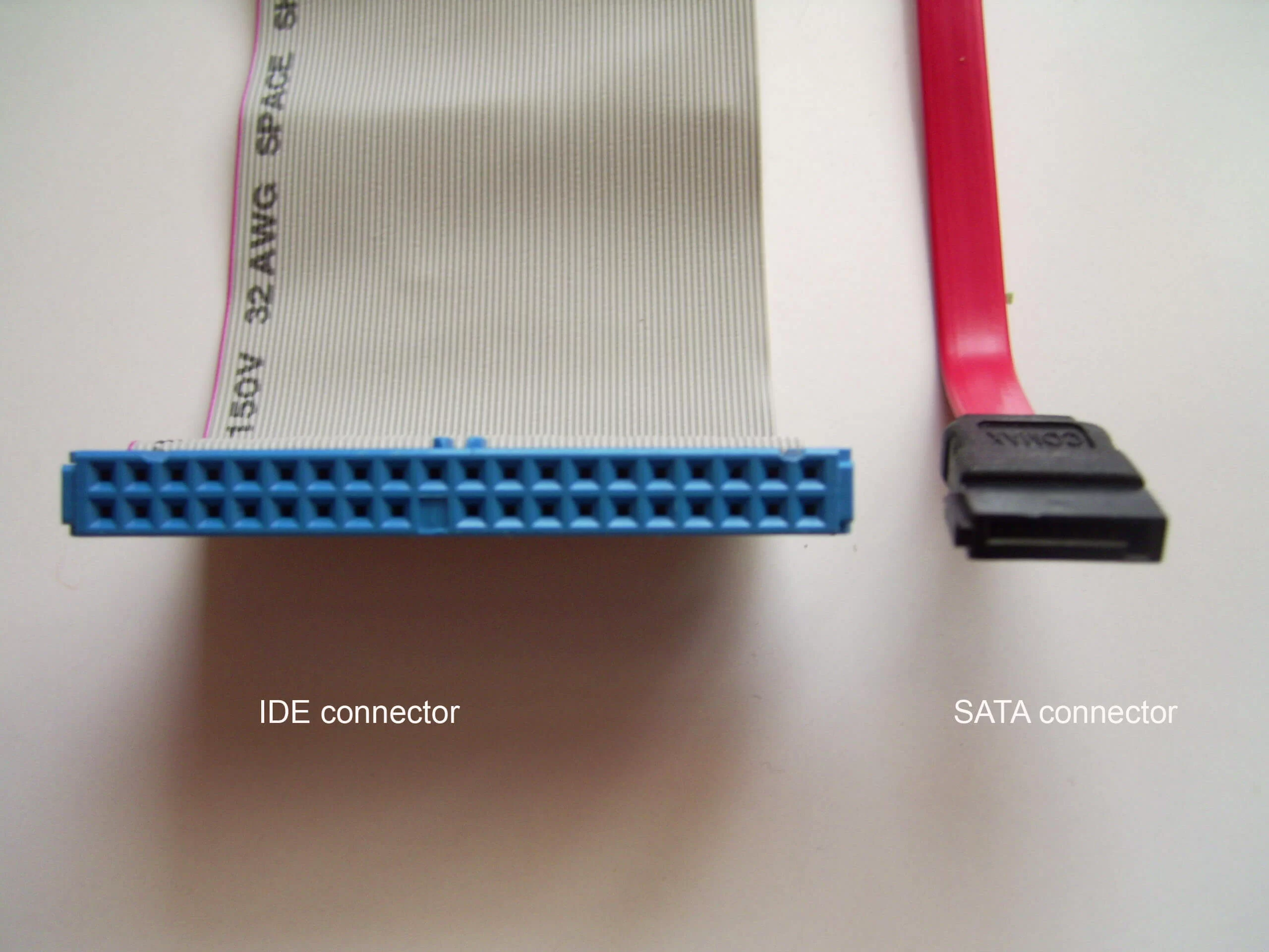 تصویر سمت راست کابل Sata و تصویر سمت چپ یک کابل IDE را نمایش میدهد، از این کابل ها برای اتصال هارد دیسک (حافظه) یا درایو سی دی و دی وی دی به ماد برد استفاده میشود .