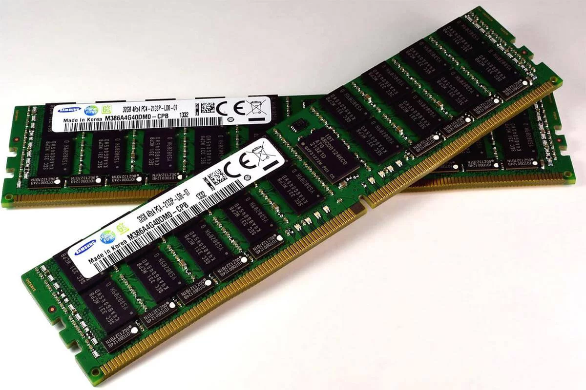 RAM یا Random Access Memory که به آن حافظه با دسترسی تصادفی نیز گفته میشود، اطلاعات به صورت موقت و با دسترسی غیر ترتیبی در این واحد ذخیره میشوند، اطلاعات این حافظه با قطع جریان برق از بین میروند، این قطعه نیز بر روی مادر بورد قرار میگیرد .