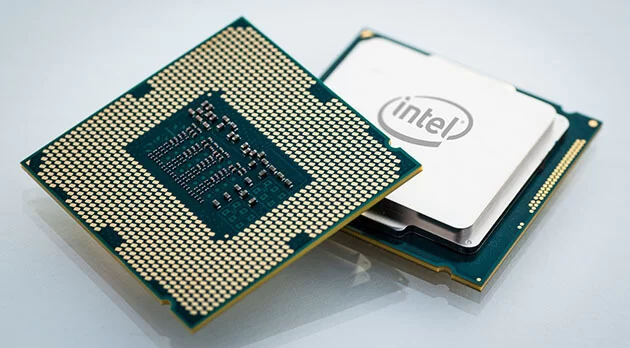 CPU یا واحد پردازنده مرکزی، میتوان این قسمت را مغز متفکر رایانه نامید، این قطعه بر روی بورد اصلی جای میگیرد .