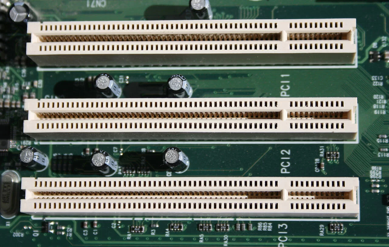 1280px-PCI_Slots_Digon3